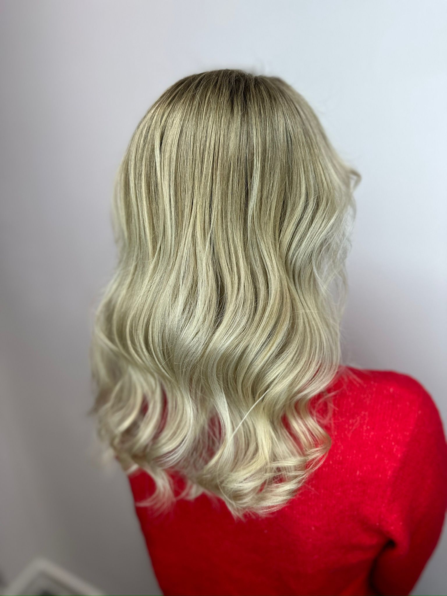 Falowane blond włosy